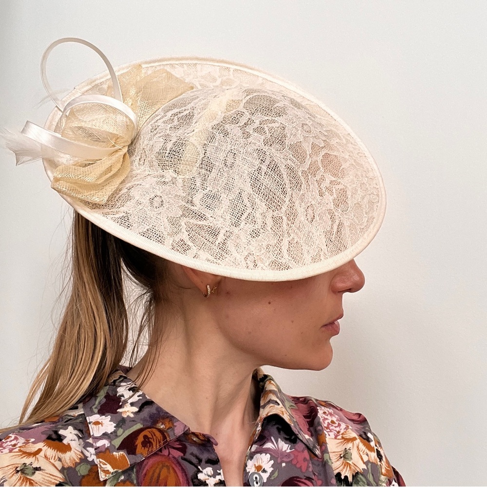 Elegant Cream Lace Fascinator